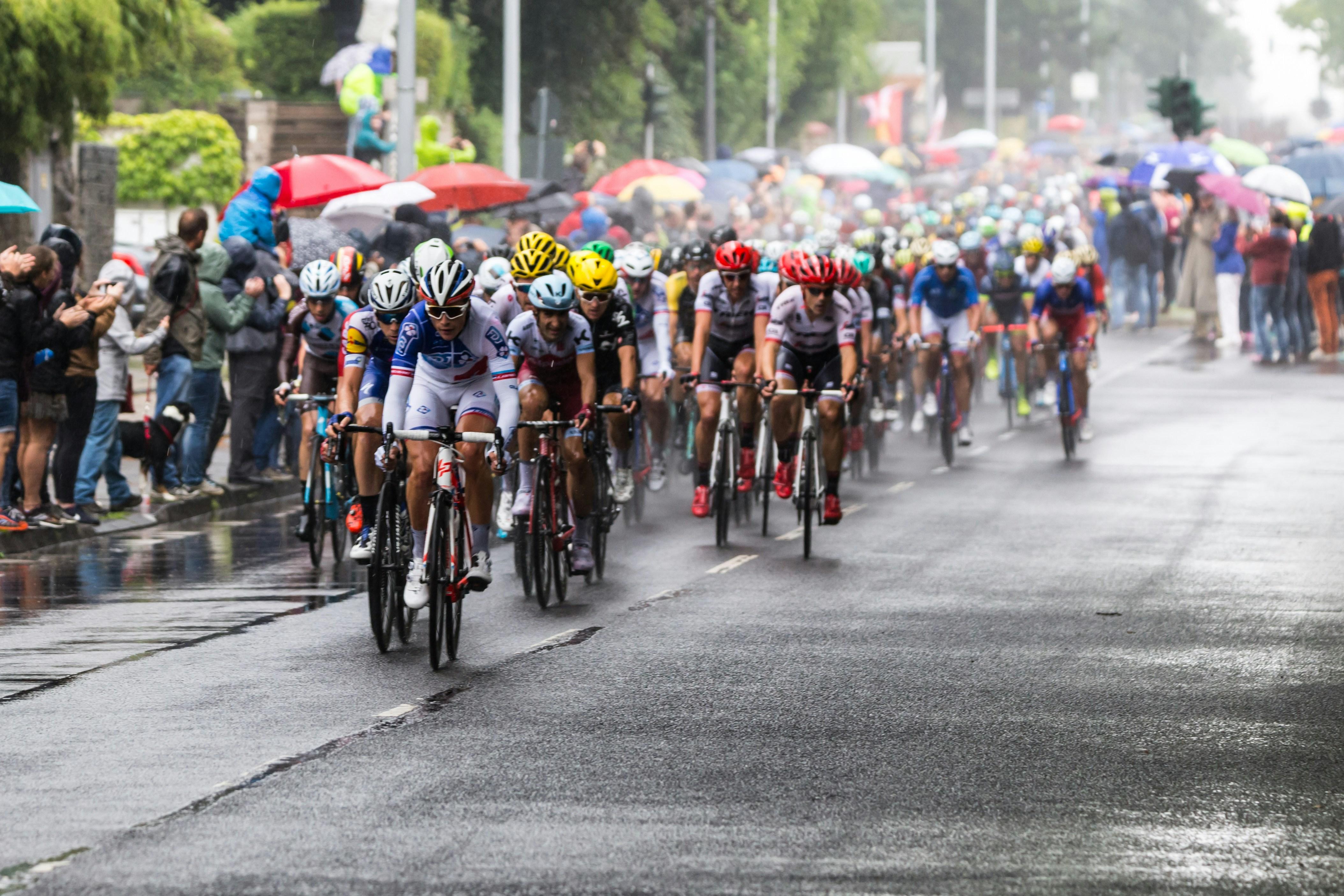 Predicting the Front-Runners: Expert Opinions ⁣and Statistical Models